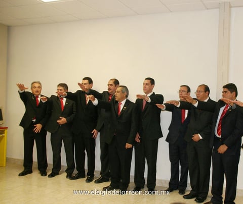 Momento  en que los integrantes de la nueva mesa directiva rindieron protesta.