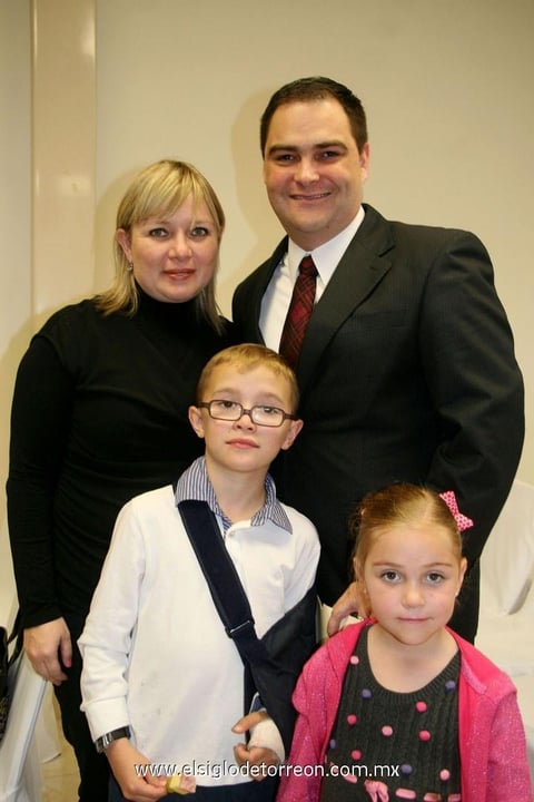 Verónica, Jorge, Santiago y Josefina.