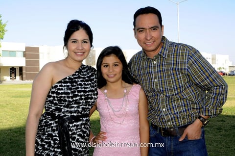 Daniela con sus padrinos: Alejandra y Guillermo.