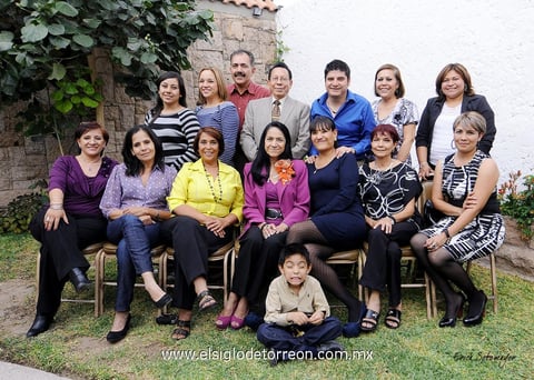 17032013 LUPITA  Martínez, Flor de Martínez, Profr. Salvador Martínez, Profr. Juan Manuel Nafarrate, Luis Gerardo Martínez, Lic. Martha Campero, Profra. Irasema Nafarrate, Mayela Rodríguez, Santa Ríos, Lic. Denisse Guerrero, Lucy Escareño, Profra. Lety Serrano y el niño Luis Ángel Martínez.