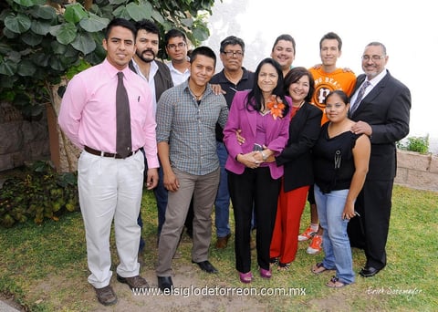 María del Rosario en compañía de exalumnos, compañeros y amigos del C.E.T.I.S #88.