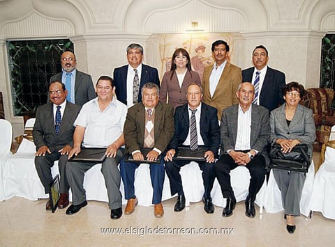 Isidro García, Jesús Florentino Guevara, Jesús Gerardo Álvarez, Homero Ramírez y José Luis García, recibieron reconocimiento al jubilarse, quienes lucen en compañía de colegas.