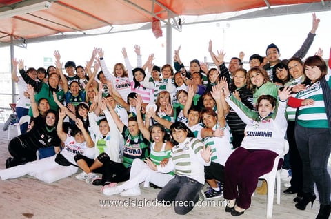 Xóchitl Griselda Ávila Herrera con sus amigas.