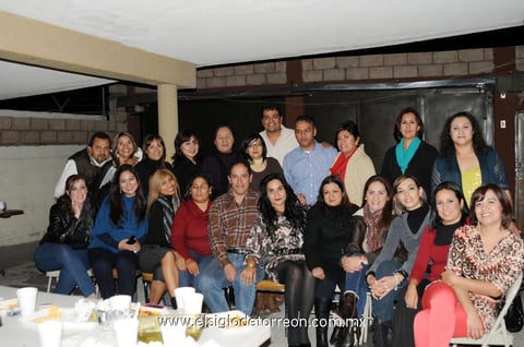 Reunión de Exalumnos  Paco Amozurrutia reunido en su casa junto a exalumnos de la Escuela Comercial Treviño, egresado en el año de 1990.