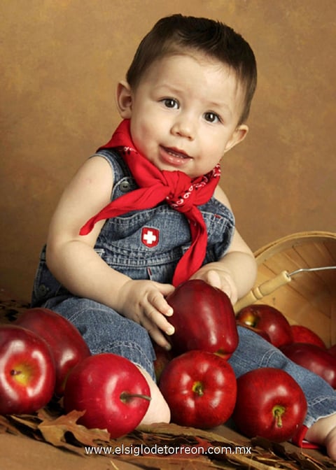 Santiago  festejando su primer añito de vida.