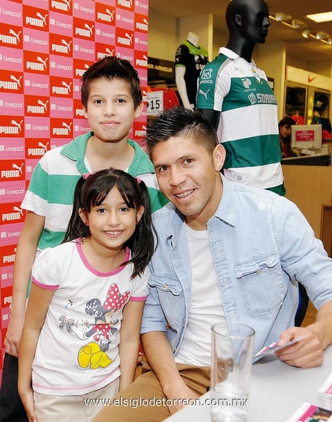Hermanos Regina y José Eduardo con el futbolista.