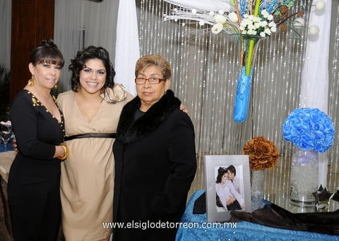 La futura  mamá en compañía de las organizadoras de su prenatal.