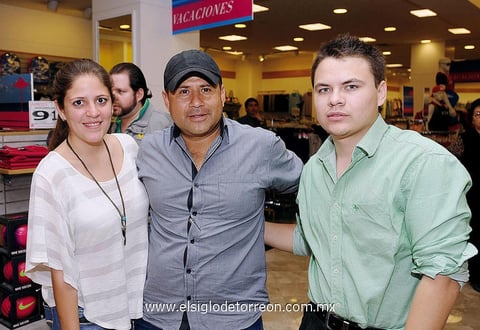 Andrea, Jaime y Alan en espera de un autógrafo.