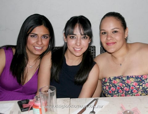 Dora,  Melissa y Carla.