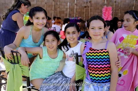 Amigas  y familiares de Fernanda disfrutaron de la celebración.