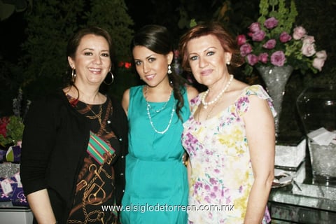 Martha junto a las anfitrionas de su recepción: Rosa y Rocío.