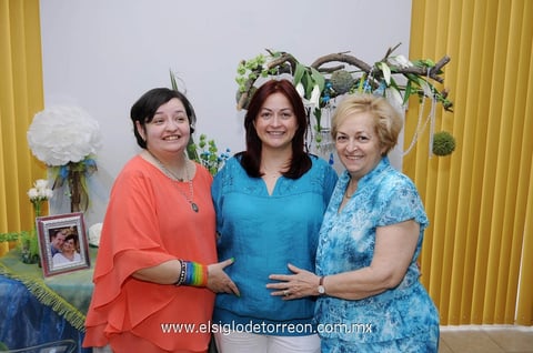 Laura  Cecilia Lozano de Sansdybury acompañada de Nancy Gabriela Lozano Villarreal y Nancy Villarreal de Lozano.