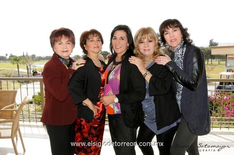 Blanca Marcos de Giacomán (al centro), junto a las organizadoras de su festejo: Ena, Coco, Blanca y Laura.