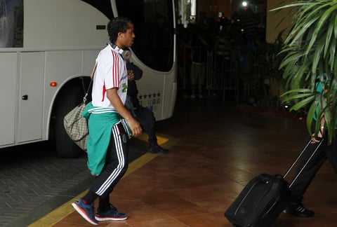 Giovani Dos Santos a la llegada al hotel de concentración