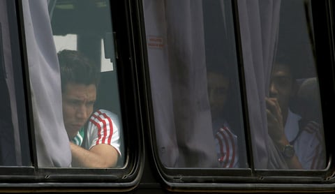 Jesus Molina, Jonny Magallon y Raul Jimenez en el camión de camino al hotel.