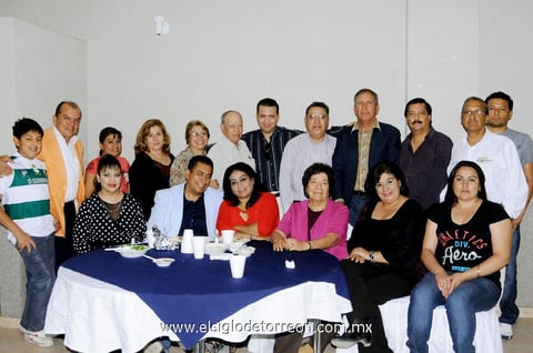 Familiares  y amigos disfrutando de la fiesta sorpresa de Vladimir.
