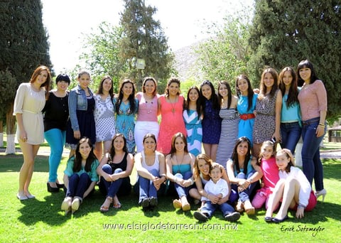 Amigas  y familiares acompañando a Ana Rosa en su prenatal.