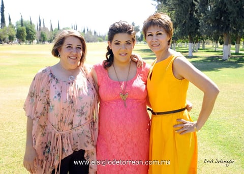 ANA ROSA  en compañía de las futuras abuelitas.