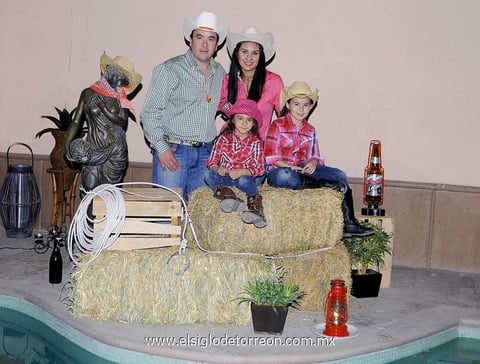 CARLOS  y Lissette con sus hijas Regina y Luciana.