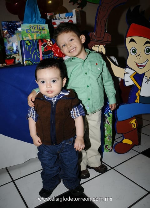 Luis Ángel Batres en compañía de Luis.