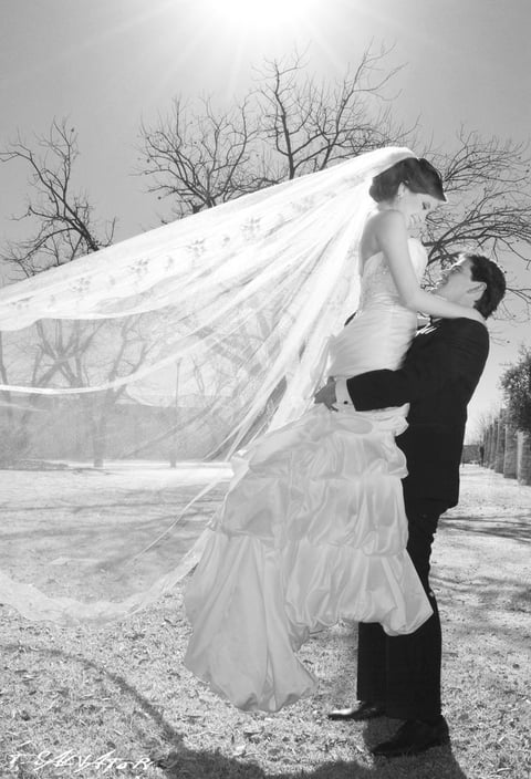 LA FELIZ  pareja disfrutando de su enlace nupcial.