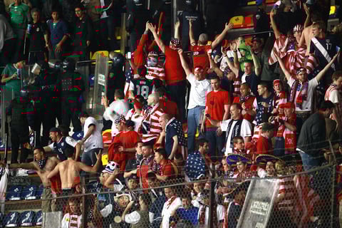 La afición de Estados Unidos satisfecha con el punto de oro.