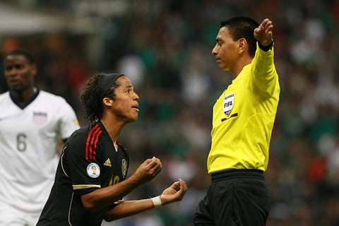 Walter López no señaló dos claros penaltis sobre Javier Hernández y Javier Aquino.