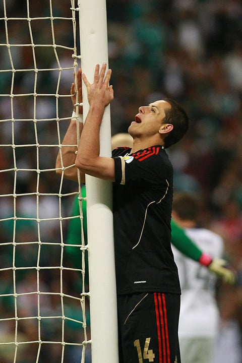 "Chicharito" probó de todo, hasta botarse del área en pos de hacer contacto con el balón, rasgo inequívoco de un depredador a quien no se alimentó.