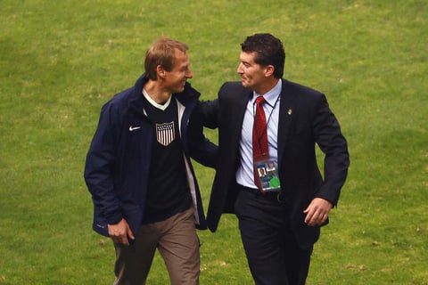 Jurgen Klinsmann  y Jose Manuel de la Torre se saludan previo al pitazo inicial.