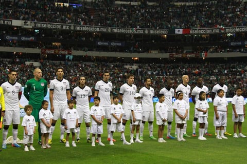 Momentos antes del silbatazo inicial, el Estadio Azteca, que presentaba una entrada de más de 90 por ciento, ya era un hervidero de pasión que al parecer no sobrepasaba los límites de respeto.