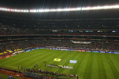 El pasado lunes, el técnico de la Selección Mexicana, José Manuel de la Torre, quiso dejar en claro que la eliminatoria a la Copa del Mundo Brasil 2014 no es una guerra, por lo que pidió respeto a la entonación de los himnos nacionales, algo a lo que la afición reunida anoche no hizo mucho caso.
