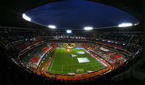 Oscuro futbol, incluso más que el uniforme empleado anoche por primera vez sobre el lienzo verde del Azteca.
