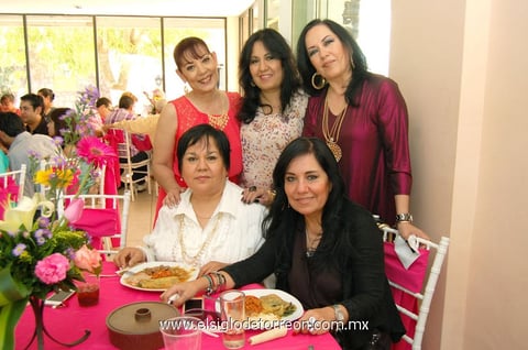 Rosy  Torres, Luz Ofelia Arguijo, Rocío Arguijo, Inés Arguijo y Maricarmen Arguijo.