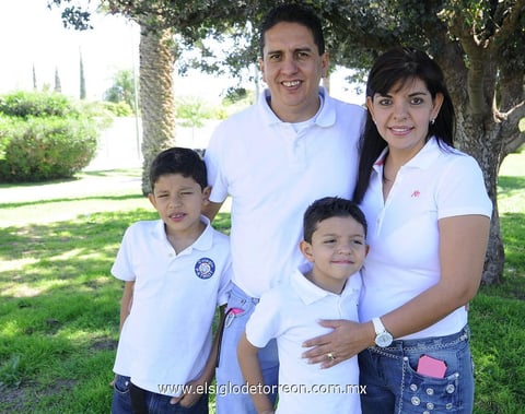 Jorge , Lupita, Jorge Jr. y Alan.