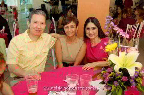 JULIÁN,  Yolanda y Lupita.