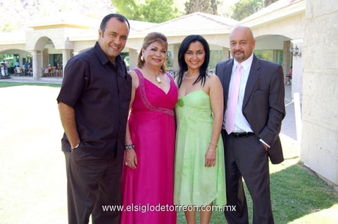 María Teresa Vanegas celebró su onomástico junto a sus hijos Abdón, Marisela y César Garza.