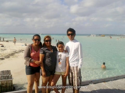 Familia Luna García de visita en Isla Mujeres, Quintana Roo.