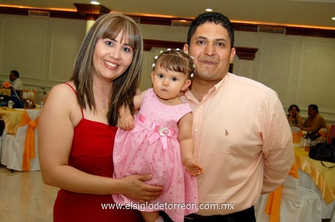 Sandra  de Nevárez, Samantha y Sergio Nevárez.
