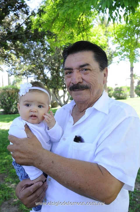 Efraín y su nieta Mía.