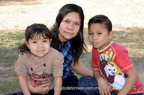 Sofía,  Karla e Isaac.