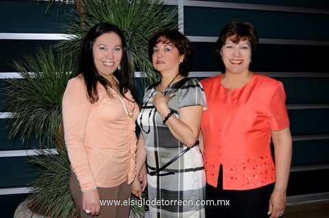 Lety  Serrato y Elva Sánchez celebraron sus respectivos cumpleaños con alegre reunión; en la fotografía las acompaña Coco Hernández Retana.