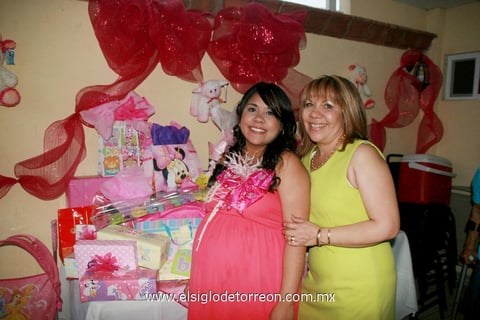 Castorena Mayorga junto a la organizadora de su festejo, su mamá, Sra. Patricia Mayorga de Castorena.