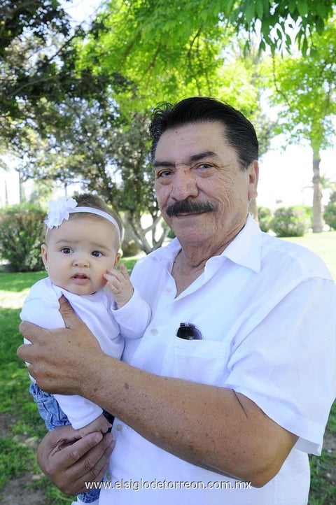Efraín y su nieta Mía.