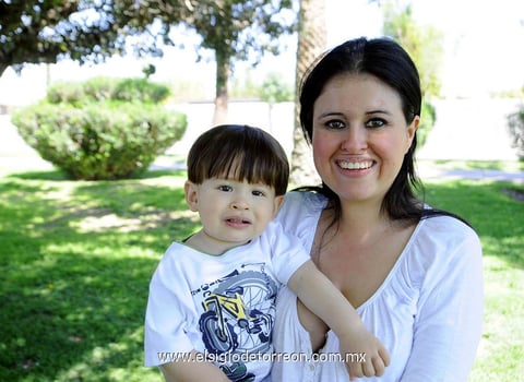 FESTEJO.  Nelly con su hijo Luis Ernesto.