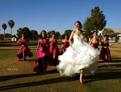 Carla Azucena  divirtiéndose al máximo el día de su boda en compañía de sus distinguidas damas de honor.- Bravo Fotografí­a