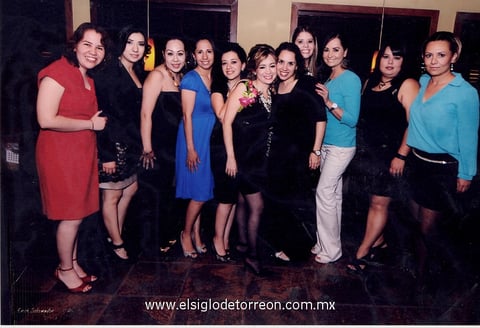 LA FUTURA  esposa, disfrutando de tan conmovedor evento en compañía de amigas y familiares.