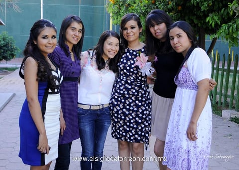 LA FUTURA ESPOSA  disfrutando de su alegre fiesta prenupcial en compañía de sus amigas.