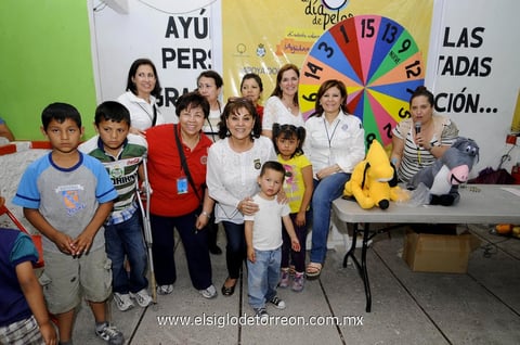 Paty, Tulina, Cecy, Laura, Jose, Rosy y Mariel acompañadas de niños de diferentes albergues.