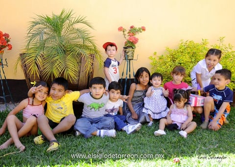LA HERMOSA  cumpleñera disfrutó de su bonita fiesta en compañía de todos sus amiguitos.