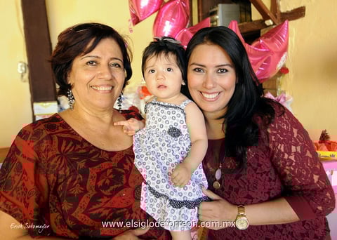 NATALIA  junto a su abuelita Mercedes Hernández y su madrina Paola Silva.
